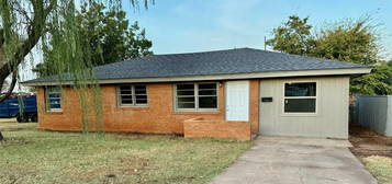 404 S 19th St, Clinton, OK 73601