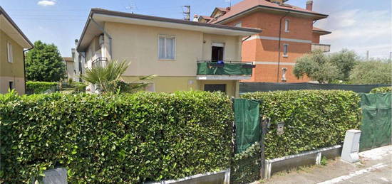 Villa all'asta in via Genova, 13