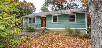 11 Park St, Allenstown, NH 03275