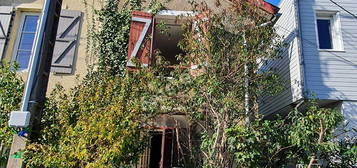 ORVAULT Pont du Cens : Maison ancienne à rénover en impasse et au calme, 2 chambres, garage en fond de parcelle. Terrain de 230 m² avec double accès.