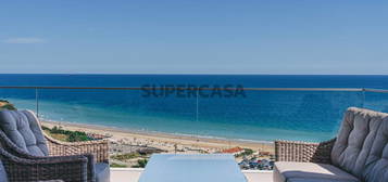 Exclusivo apartamento com deslumbrantes vistas panorâmicas sobre o mar, a poucos passos da praia