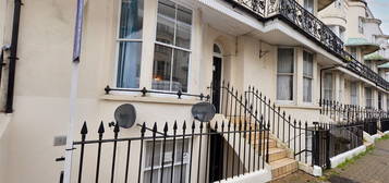 Flat to rent in Cavendish Place, Eastbourne BN21