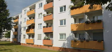 Frisch renoviert! Sonnig, helle 3-Zimmer-Wohnung mit großem Balkon und grüner Aussicht