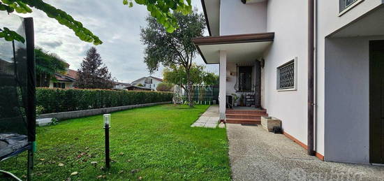 Bifamiliare con giardino e 3 camere