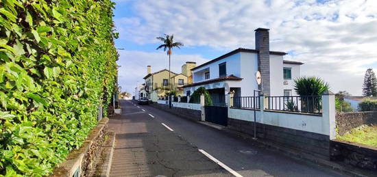 VENDA de ampla VIVENDA - MORADIA ISOLADA com terreno - quinta, garagem, jardim e piscina - Lagoa, Ilha de São Miguel, Açores