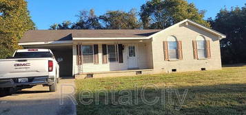 2162 Meadowview Dr, Dyersburg, TN 38024