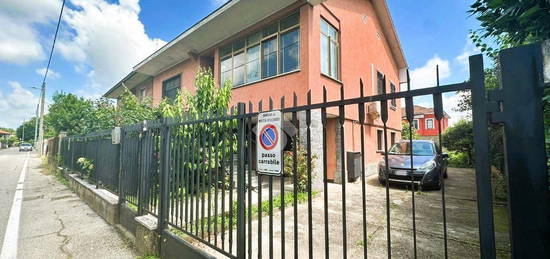 VILLA A SCHIERA D'ANGOLO A MOTTA VISCONTI