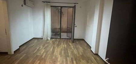 Inchiriez apartament 2 camere - spatiu parter Unirii