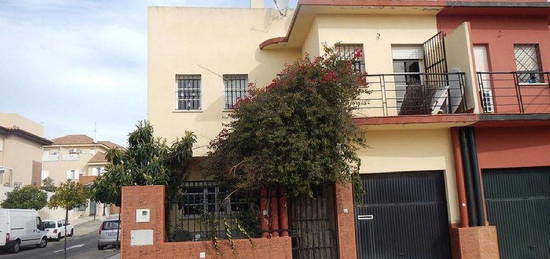 Casa en avenida Blas Infante en Castilleja de la Cuesta