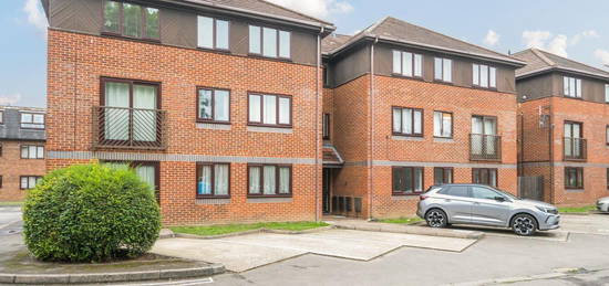 Flat to rent in Oakfields, Alexandra Avenue, Camberley GU15