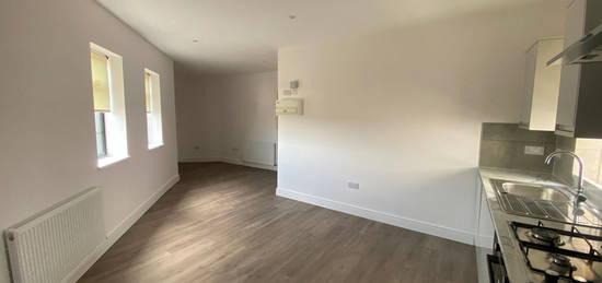 Flat to rent in High Road, London N22