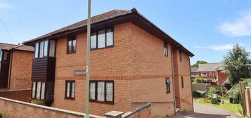 Flat for sale in New Road, Netley Abbey SO31