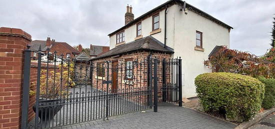 2 bedroom detached house