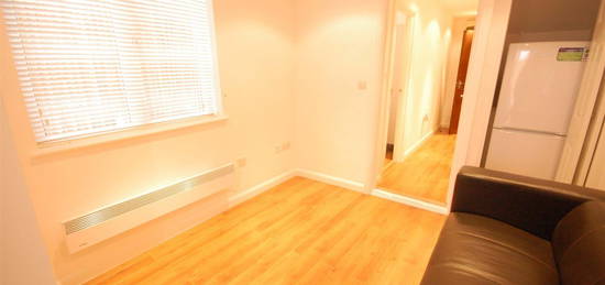 Flat to rent in Elm Park Road, Reading, Berkshire RG30