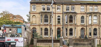 Flat to rent in Gladstone Terrace, Brighton BN2