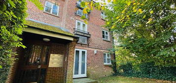 Flat to rent in Boveney Close, Cippenham, Slough SL1