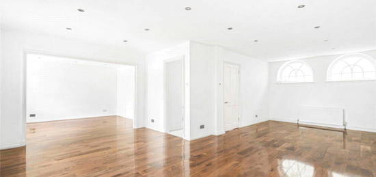 Mews house to rent in Wilton Row, Belgravia, London SW1X