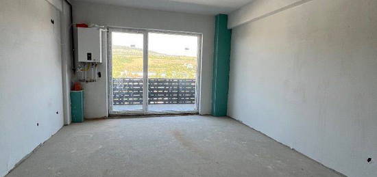 Apartament semifinisat cu 2 camere și balcon, etaj intermediar