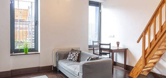 Studio to rent in Hanover House, London NW2