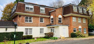 Flat to rent in Greenacres, North Parade, Horsham RH12