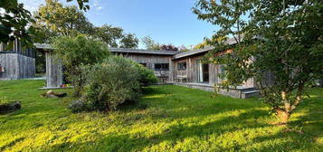 Maison bois et sa dépendance en pierre sur un terrain de 2300m2 arboré