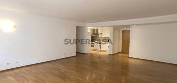 Apartamento com garagem e arrecadação junto Avenida de Berna