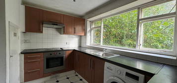 Flat for sale in Brookside, London N21