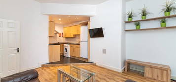 Flat to rent in Lonsdale Terrace, Jesmond, Newcastle Upon Tyne NE2