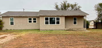 319 S Main St, Stratford, TX 79084