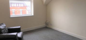 Flat to rent in Park Road, Blackpool FY1