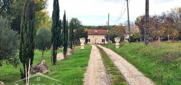 Corps de ferme avec dépendances et piscine