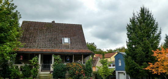 Einfamilienhaus mit vermietetem, freistehenden Nebenhaus u.Garten