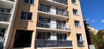 T4 Aix Nord, CV à pieds, balcon, cave, parking libre