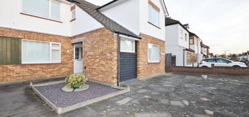 Maisonette to rent in Algers Road, Loughton IG10