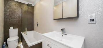 Flat for sale in Finsbury Road, Wood Green N22