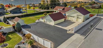 800 Autumn Crest Dr, Wenatchee, WA 98801