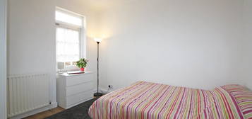 Room to rent in Elmers Road, Woodside, Croydon SE25