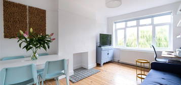 Flat to rent in Lewin Road, London SW16