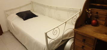 735566 - Quarto com cama de solteiro em...