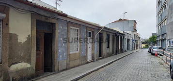 Casa para reconstrução - à Rua Santa Catarina - Porto