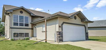 51 Burris Point, Lacombe, AB T4L 0A2