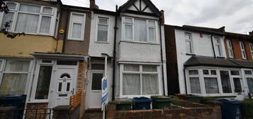 Flat for sale in Gordon Road, Harrow HA3