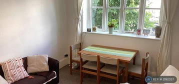 2 bedroom maisonette