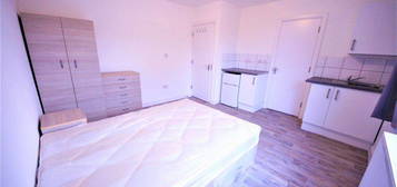 Room to rent in Crawley Green Road, Luton LU2