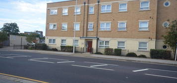 Flat to rent in Cranbrook Road, Ilford IG2