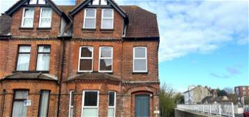 Flat to rent in East Cliff Gardens, Folkestone CT19