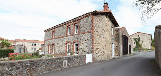 Centre BOURG, au CALME, maison en PIERRE offrant 4 chambres