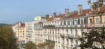 T2 avec balcon au pied du métro Garibaldi / manufacture des tabacs