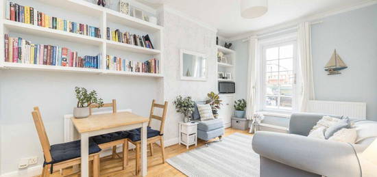 Flat for sale in Queenstown Road, London SW8