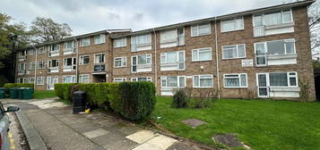 Flat to rent in Parkfield Close, Edgware HA8